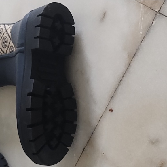 Tory Burch - Elegant Women's Patterned Rain Boots - Picture 4 of 6